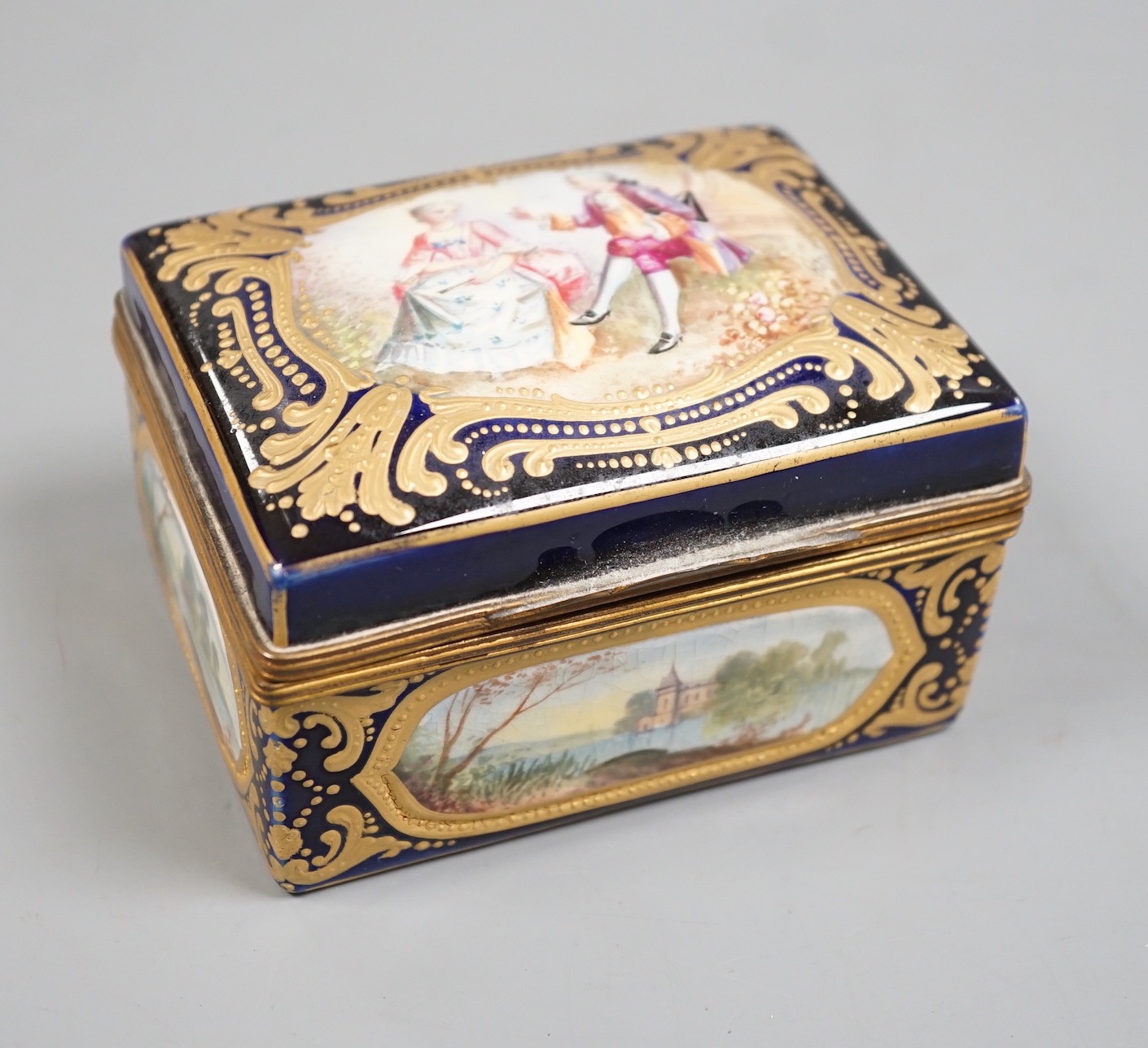 A French porcelain trinket box, 11cm wide